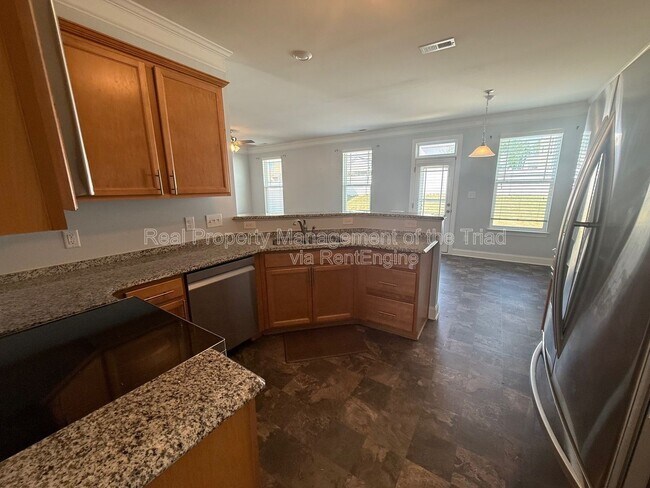 Building Photo - 2211 Talon Dr