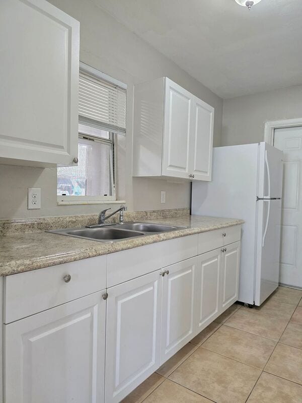 Building Photo - 824 N Florence Ave