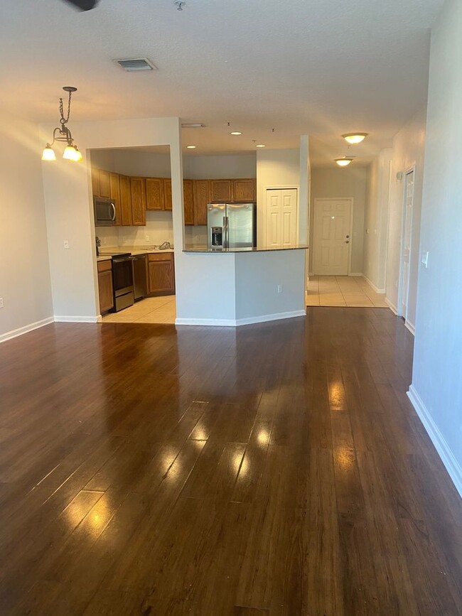 Building Photo - Baldwin Park: Gorgeous 2nd Floor Condo wit...