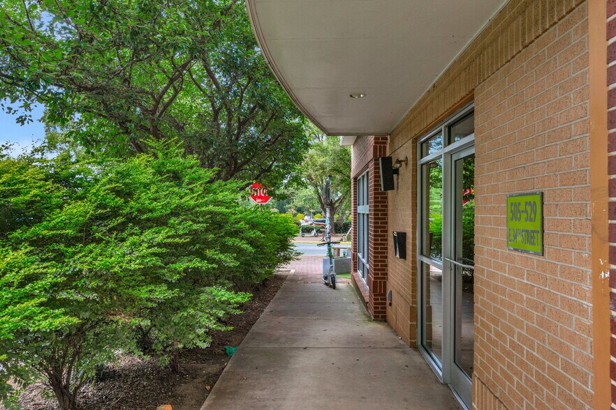 Building Photo - 525 E 34th St