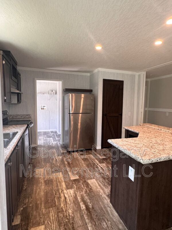 Building Photo - 552 Sewell Mill Rd