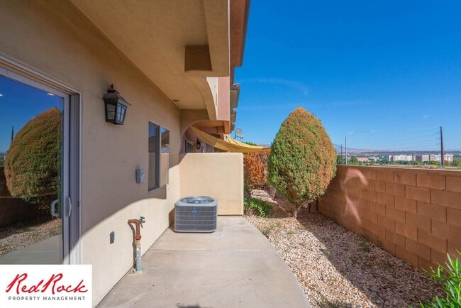 Building Photo - 3 Bedroom Townhome In Southgate Community