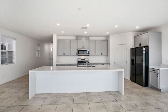 Building Photo - INSPIRADA BEAUTY WITH BED AND FULL BATH ON 1ST FLOOR