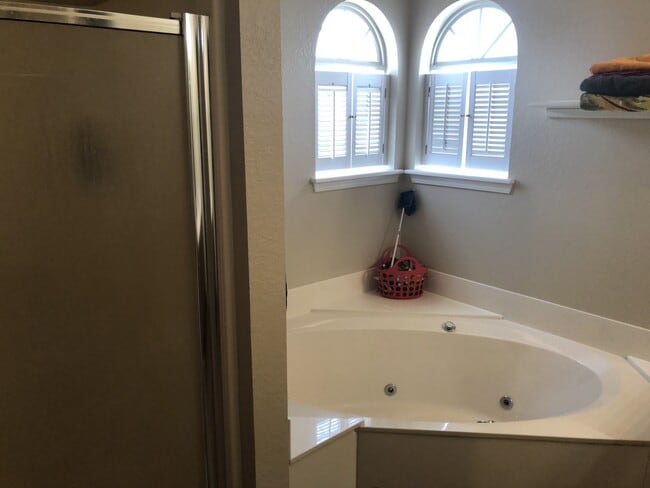 Building Photo - 3 Bedroom Plus Office in Stone Mill! Great open floor plan, huge kitchen!