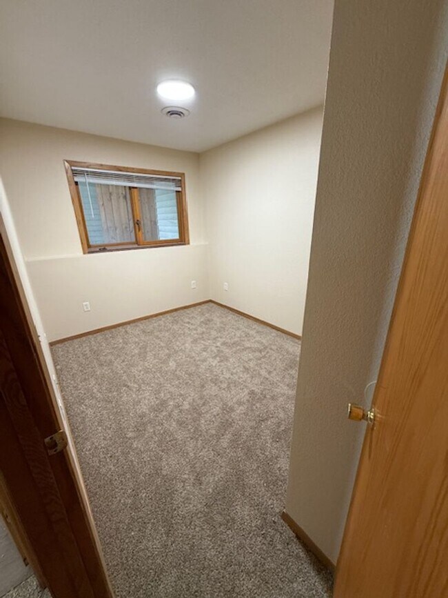 Building Photo - Large 5 bedroom home with updates in quiet neighborhood