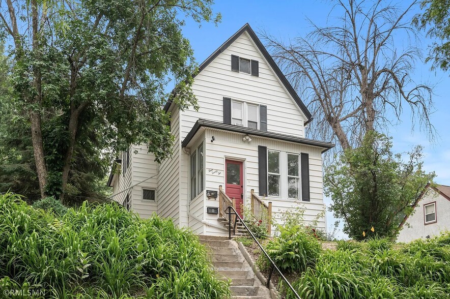 Building Photo - 422 Lawson Ave W