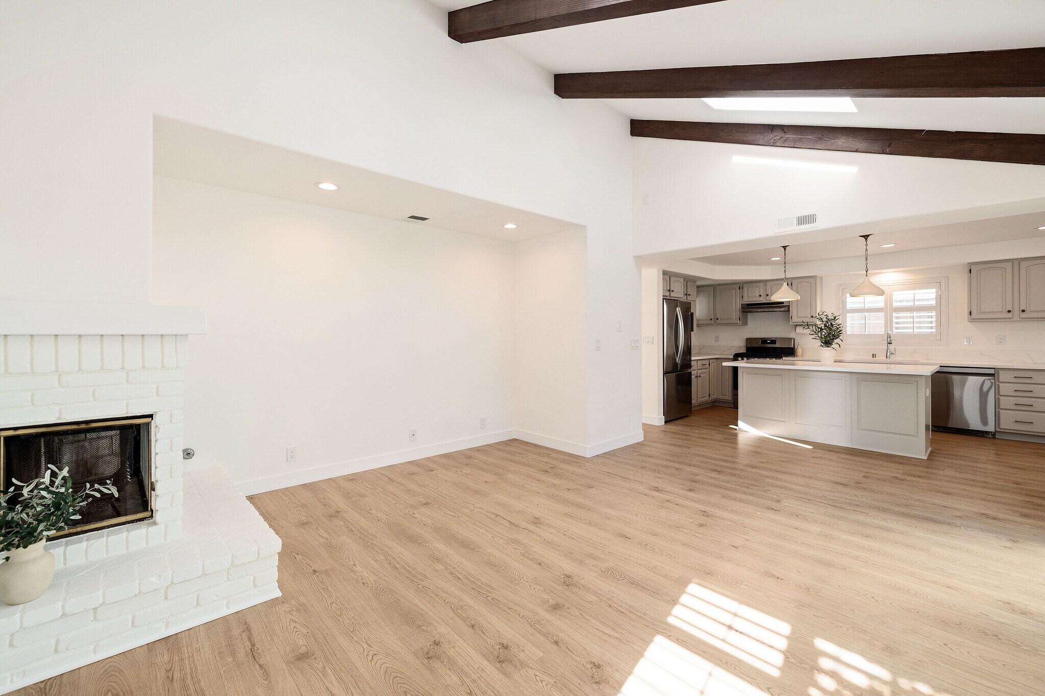 Building Photo - 1504 N Poinsettia Ave