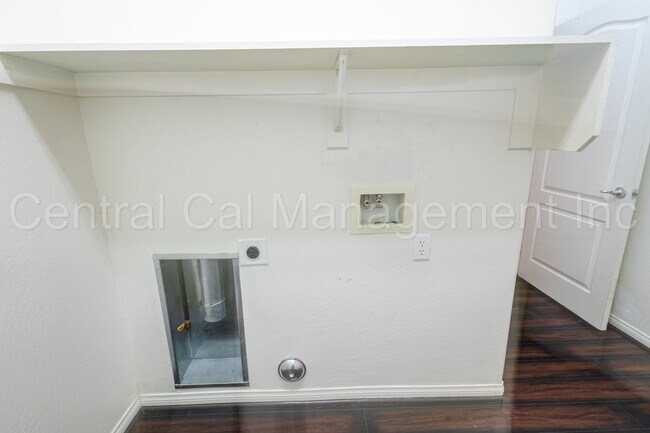 Building Photo - 3 Bedroom/2 Bath Home with an office and paid solar - $2695 per month!