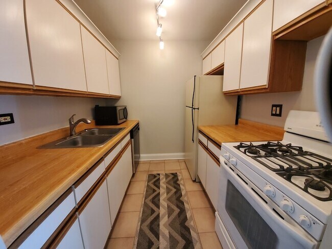 Building Photo - 9994 S 84th Terrace
