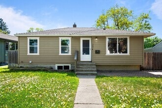 Building Photo - 5 Bedroom Northeast Spokane Home! - Availa...