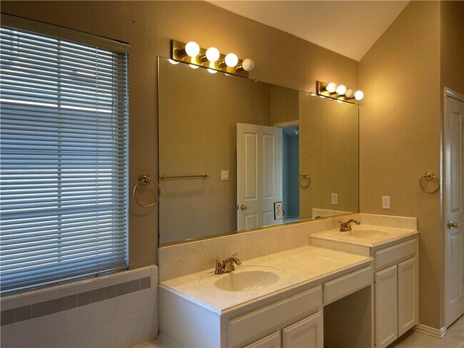 Building Photo - 602 Cloud Ct