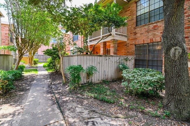 Building Photo - 2255 Braeswood Park Dr