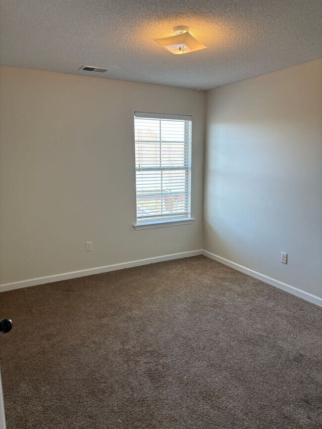 Building Photo - Spacious, Remodeled Home in Cordova