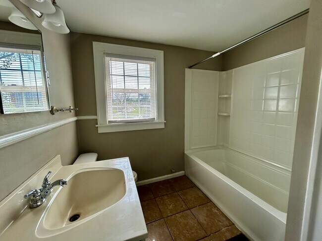 Building Photo - 6 Bedroom in Richmond Near EKU!