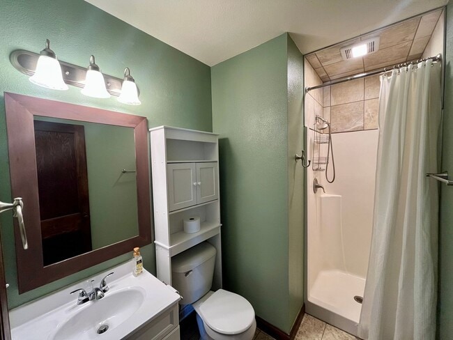 Building Photo - Large 3 Bed 2 Bath Single Family Home in M...