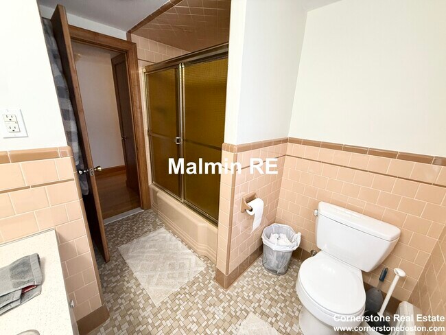 Building Photo - 920 E 4th St