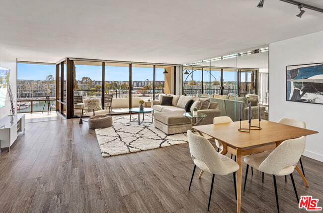 Building Photo - 4267 Marina City Dr