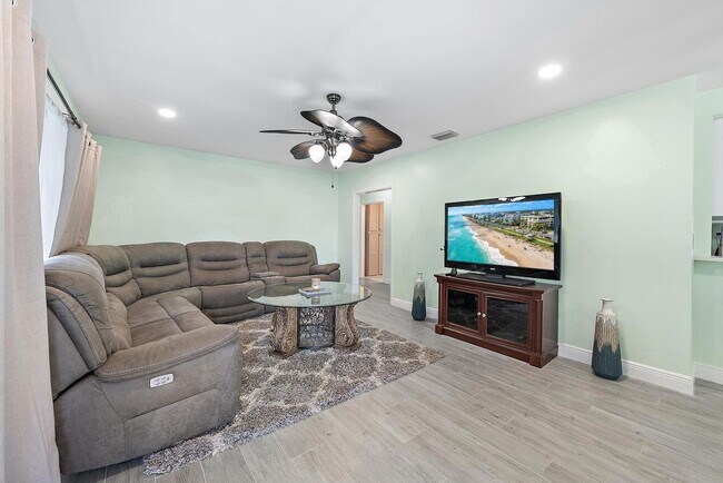 Building Photo - 135 E 28th St