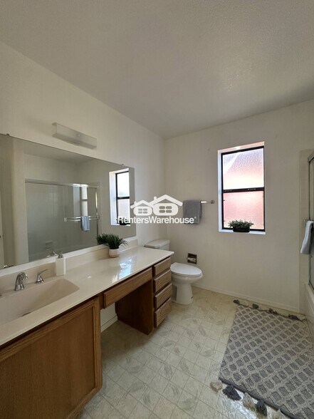 Building Photo - 1011 E Renee Dr