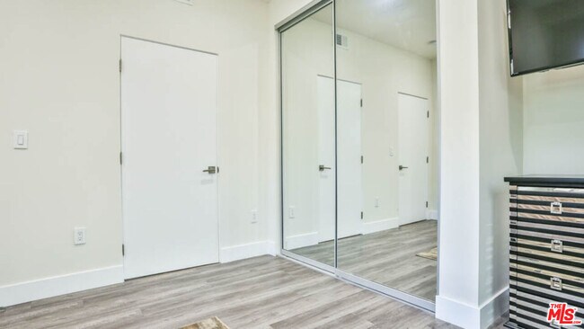 Building Photo - 1424 S Bentley Ave
