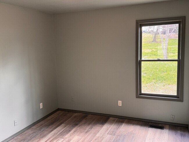 Building Photo - 109 Illini Ct