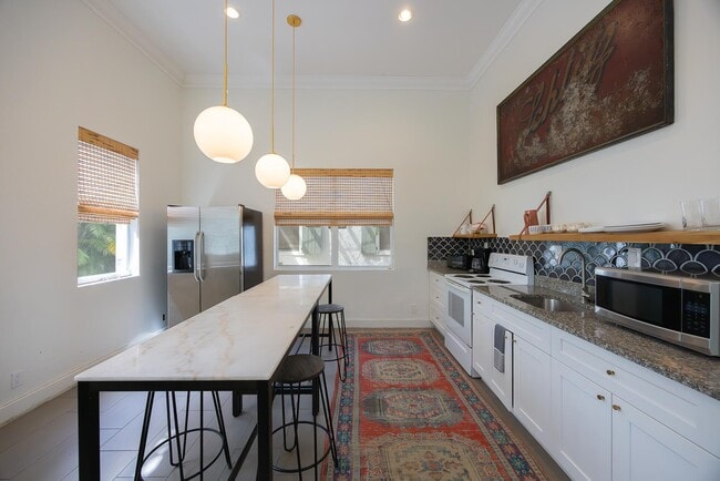 Building Photo - 717 Forest Hill Blvd