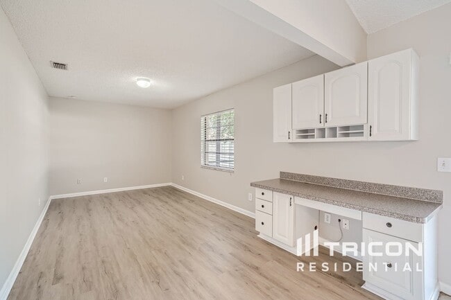 Building Photo - 10206 Deepbrook Dr