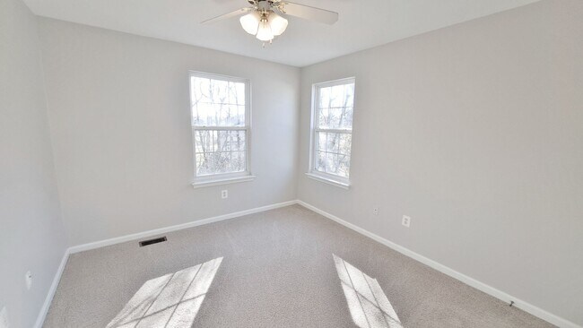 Building Photo - 3 Bed / 2-1/2 Bath Single Family Home w/1-Car garage