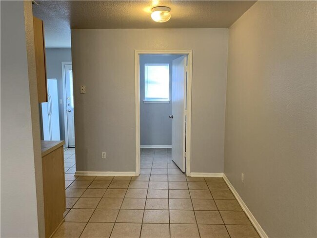 Building Photo - 2807 Cantabrian Dr