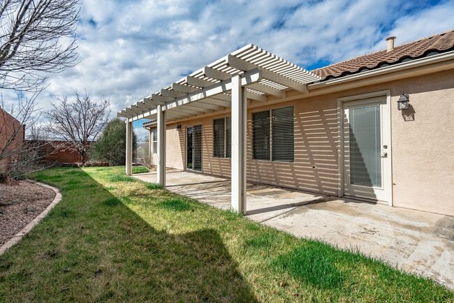 Building Photo - Dog Friendly 3 Bedroom Home In Painted Desert