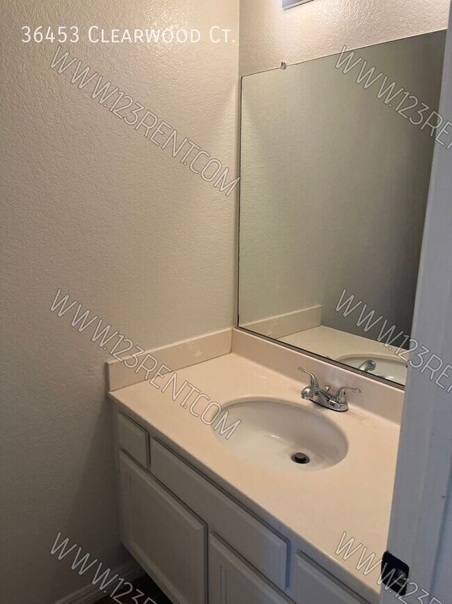 Building Photo - 36453 Clearwood Ct