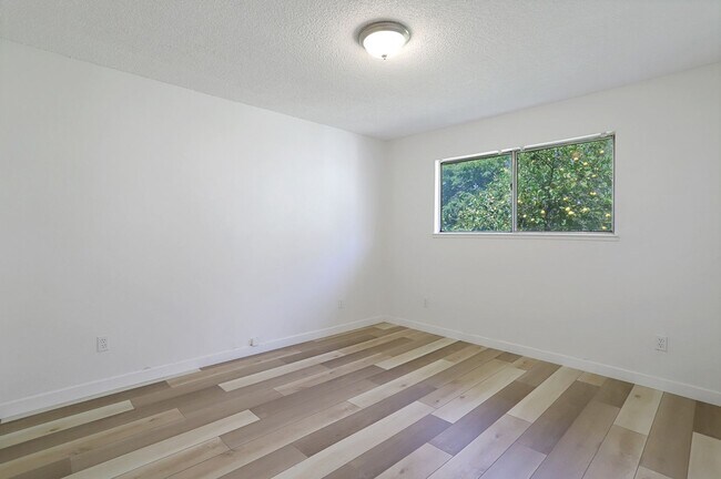 Building Photo - 1305 Sylvan Meadows Dr