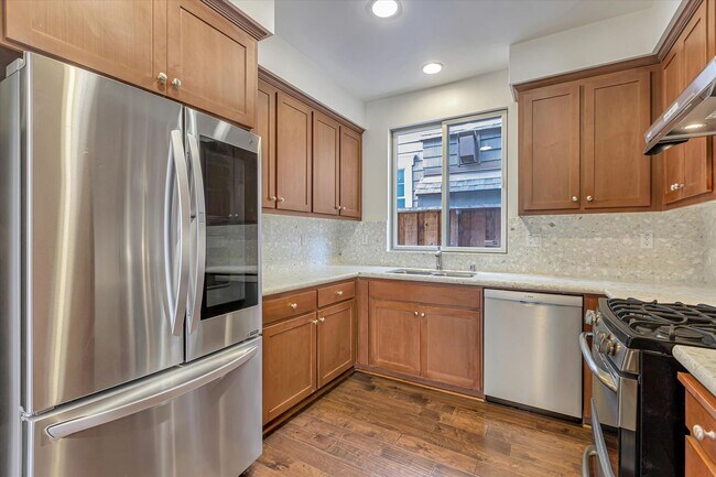 Building Photo - 928 Valencia Ave