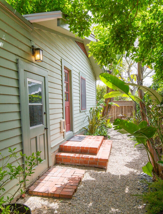 Building Photo - 528 W Valerio St