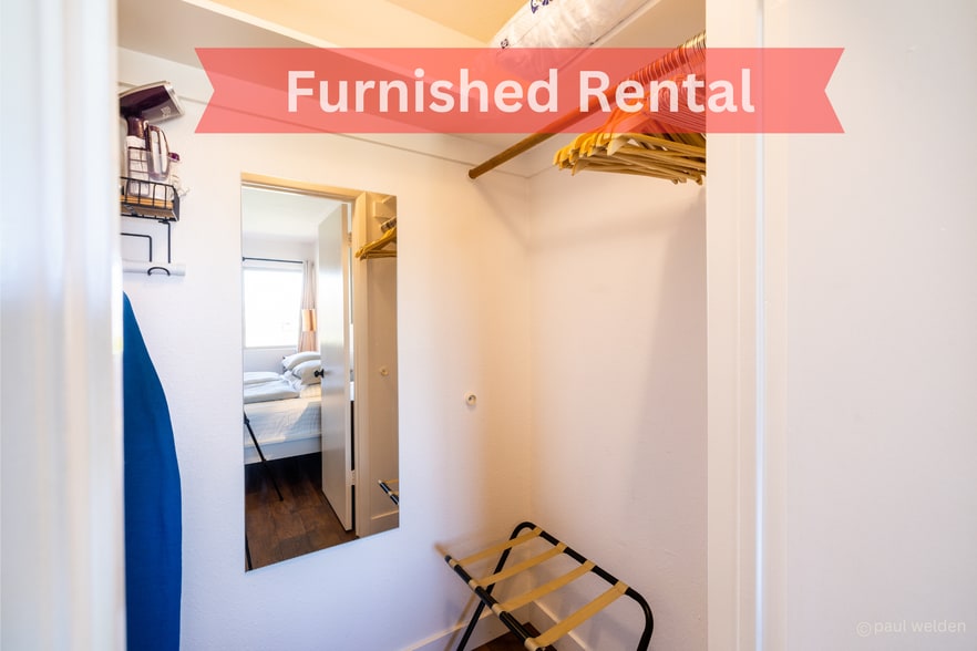 walk-in closet - 1111 E University Dr