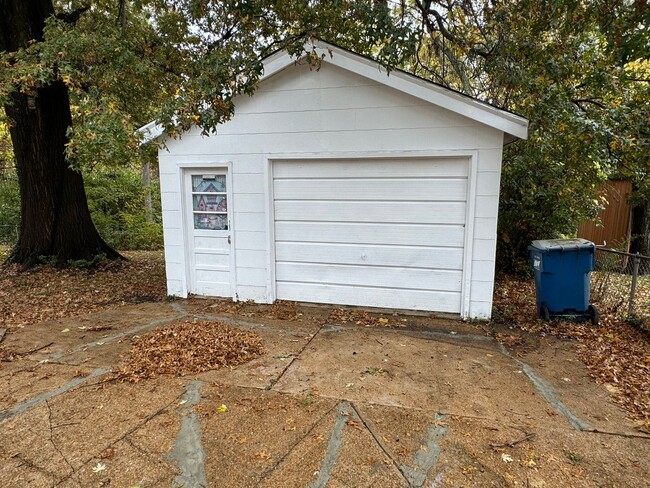 Building Photo - Newly updated Single Family Home