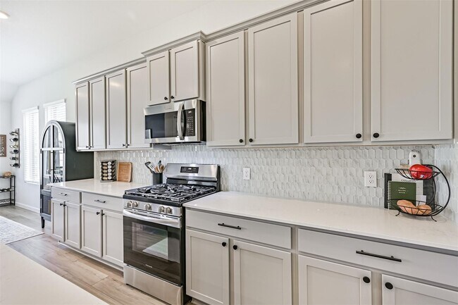 Building Photo - 5010 Walnut Grv Ln