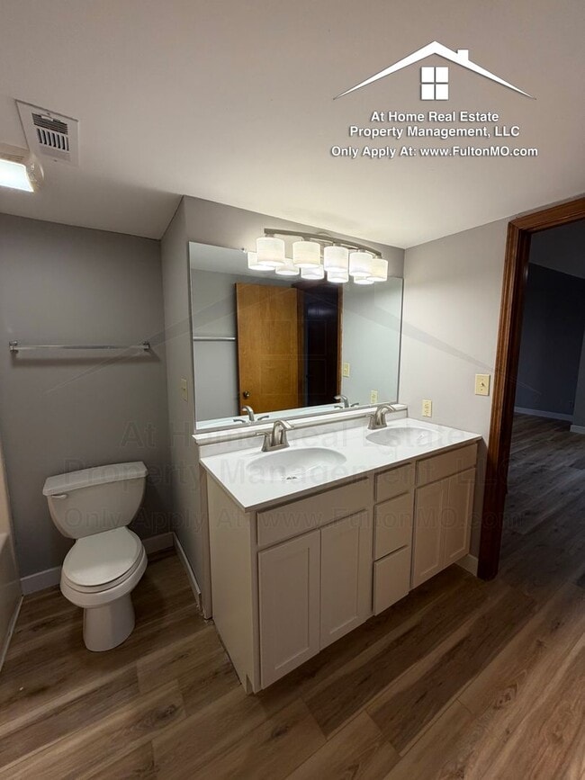 Building Photo - 2711 Mayflower Dr