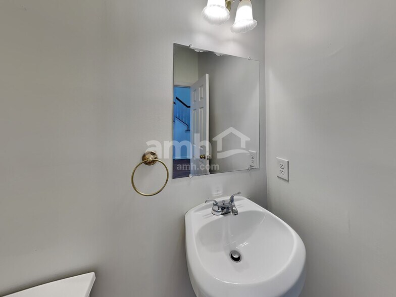 Building Photo - 1555 Brentwood Dr