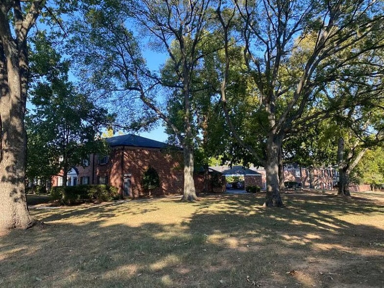 Building Photo - 5025 Hillsboro Pike