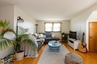 Building Photo - 15 Sidney St