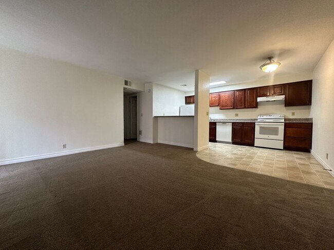 Building Photo - 2 Bedroom, 1 Bath Condo