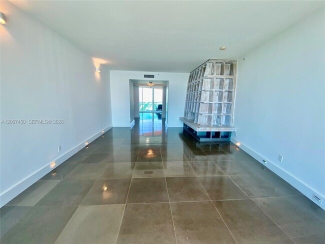 Building Photo - 300 South Pointe Dr