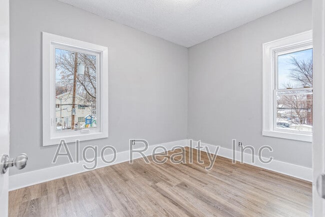 Building Photo - 1016 N Newton Ave