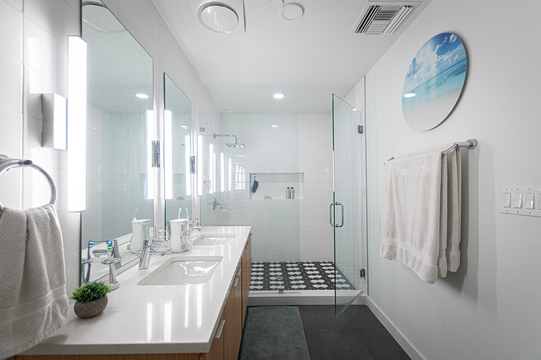 WIS w/ Dual Vanity - 1322 E 12th St