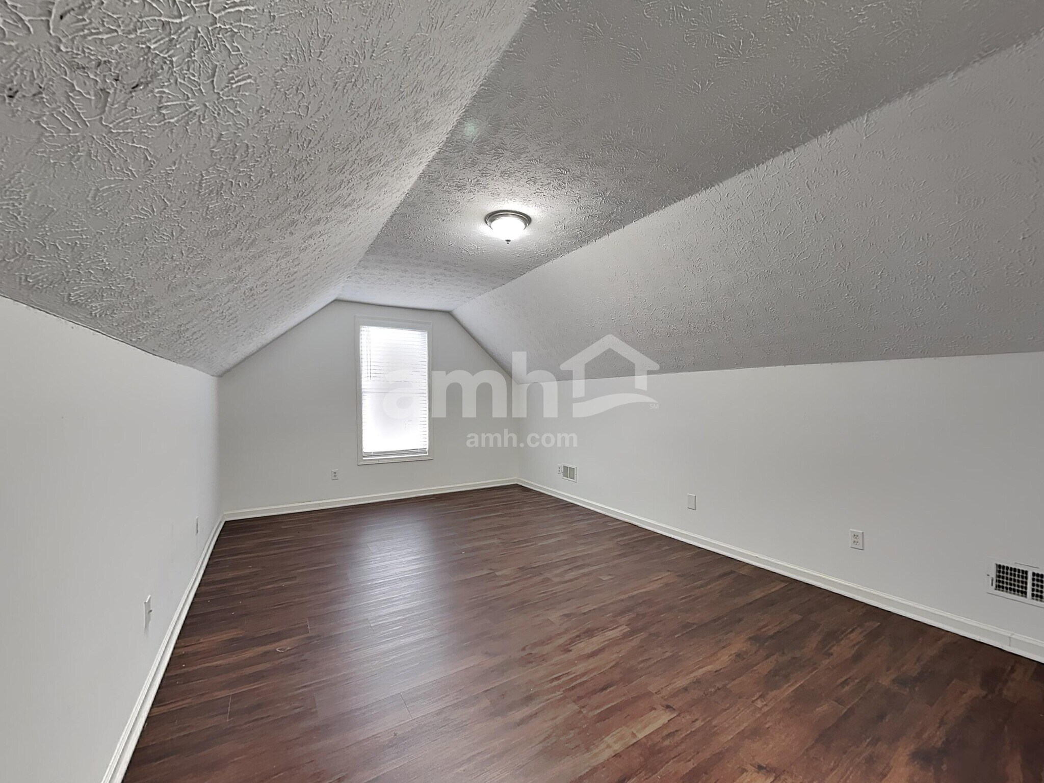 Building Photo - 558 The Blvd