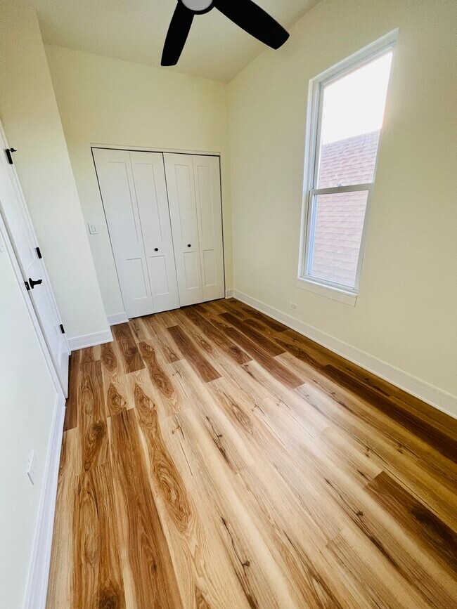 Building Photo - 1906 W 34th Pl