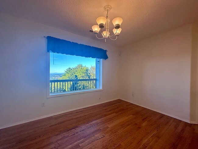 Building Photo - Charming Duplex 3 Bed 2 Bath w/ Double Car Garage and a Beautiful View in Portland!