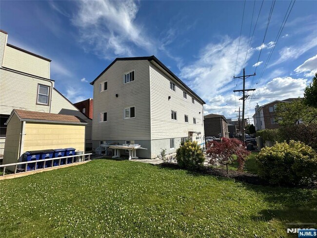 Building Photo - 219 Cliff St