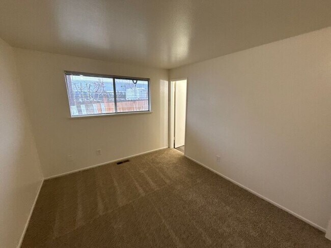 Building Photo - 848 Plymouth Dr NE